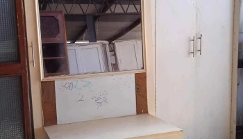 1 bastidor con espejo y mesita rebatible con pizarra