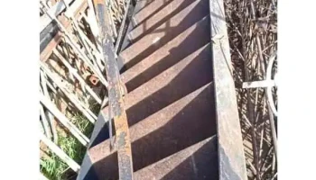 1 escalera de hierro