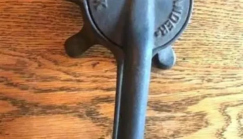 1 exprimidor de carne antiguo con avería ( una pata rota )