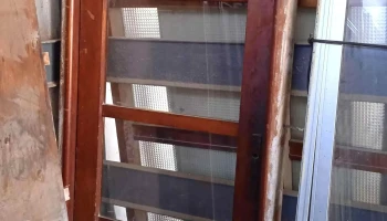 1 puerta de madera vidriada