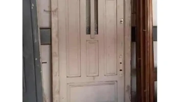 1 Puerta exterior con detalle