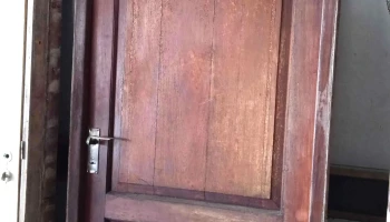 1 puerta exterior de madera con medio punto