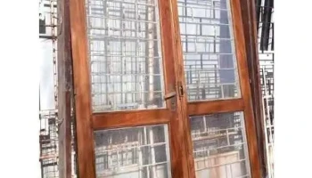 1 Puerta  vidriada. Con detalle