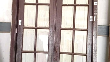 1 puerta vidriada de 2 hojas con postigos