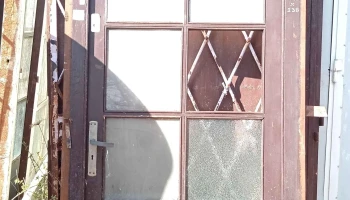 1 puerta vidriada de madera