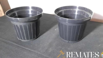 2 macetas negras