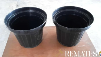 2 macetas negras