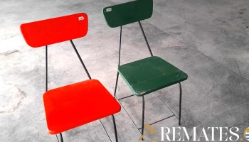2 sillas de hierro, asiento y respaldo de madera