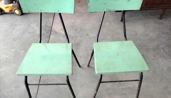 2 sillas de hierro, asiento y respaldo de madera