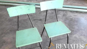 2 sillas en hierro con respaldo y asiento en madera