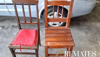 2 sillas en madera una con asiento rojo