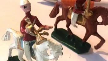 2 soldaditos de plomo pintados a caballo