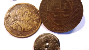 3 botones: 1 de plata 1711, otro de bronce 1805 y otro Ytuzaingo Sarandí bronce