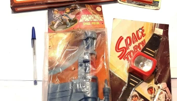 4 Juego de tacitas y cucharitas vintage, pinball (con averia), reloj espacial y pistola espacial