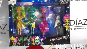 4 muñecas de colores