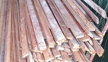 47 m2 aprox de piso de pinotea