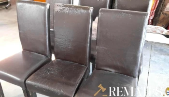 6 sillas en madera tapizadas en cuerina marron con averia en el taizado