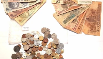 750 gramos de monedas mundiales a clasificar y lote de billetes