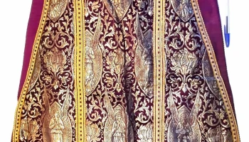 Antigua Casulla purpura (Vestimenta de iglesia) con hilos de oro