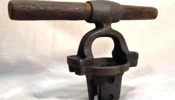 Antigua herramienta para perforar toneles