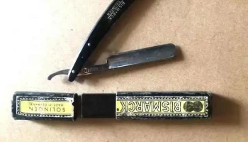 Antigua navaja de barbero con su estuche