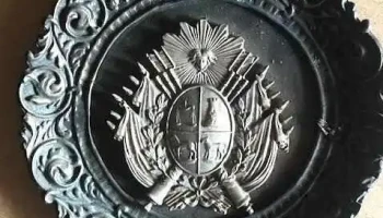 Antiguo escudo uruguayo en metal para colgar