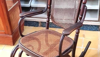 Antiguo sillón mecedor Thonet