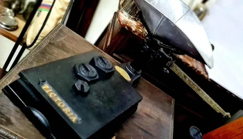 Balanza antigua Victoria para 130 kg restaurada, con pesas