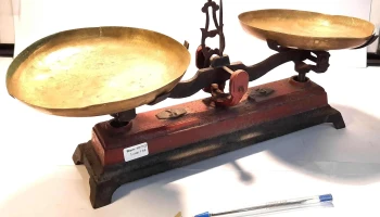 Balanza de hierro y 2 platos de bronce