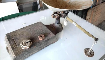 balanza de plto con 2 pesas