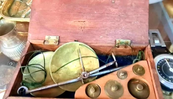 Balanza pesar oro antigua con pesas y caja madera