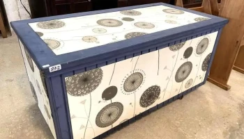 Baul En Pinotea Laqueado Con Ruedas 1,15 X 0,60 X 0,56 Alto