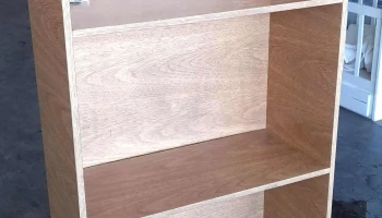 biblioteca con 2 puertas y 2 estantes