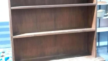 Biblioteca en pino con 5 estantes y 2 puertas