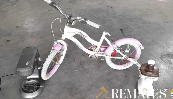 bicicleta de niño sin asiento, juguera y batidora a la vista