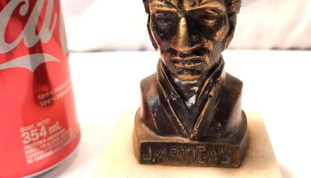 Busto de Artigas miniatura mármol y bronce