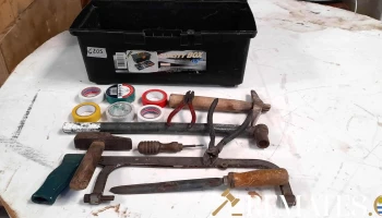 caja de herramientas , martillos, cintas y varios