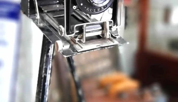 Cámara de fotos de fuelle con trípode