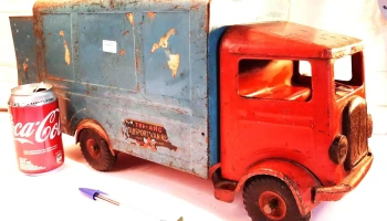 Camion de chapa Ingles Tri Ang Transport Van (completo menos ganchito tranca puertas traseras)