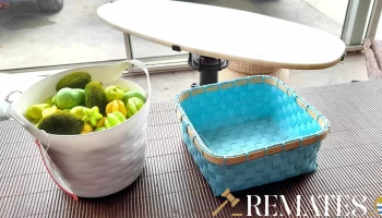 canasto celeste y cesto con frutas