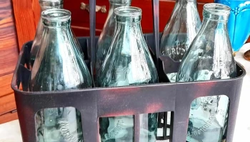 Canasto leche con seis botellas vaqueria Nromando