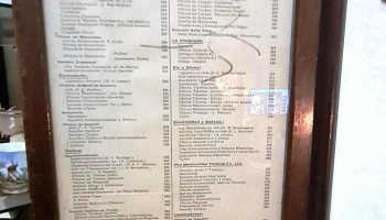 Cartelera en cedro de estación de ferrocarril pivotante con información