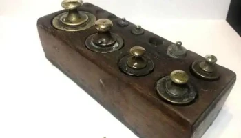 Cepo de madera con 8 pesas de bronce, antiguo