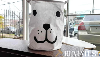 cesto blanco con cara de perro