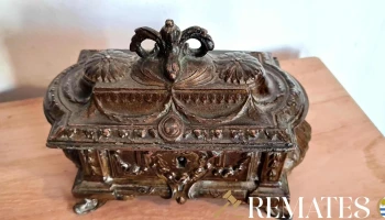 Cofre en metal antiguo , tapa suelta