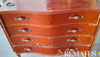 comoda franceza con la tapa quemada en una parte