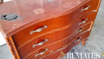 comoda franceza con la tapa quemada en una parte
