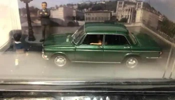 Conjunto en caja de auto de color verde y persona, sin uso