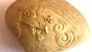 Cuchara de mar con detalle en su interior, molino de agua, personas, origen china
