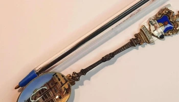 Cucharita de plata y esmalte de Buenos Aires